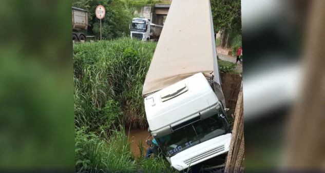 Quatro pessoas são presas por saquear carreta que caiu de ribanceira na BR-381, na Grande BH