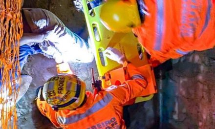 Distraído com celular, homem cai em buraco de obra no interior de Minas