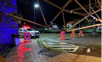 Caminhão atinge cobertura ao tentar passar por “área indevida” na rodoviária de Poços de Caldas