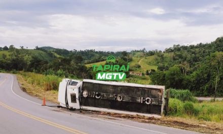 Caminhão carregado com 15 mil litros de combustíveis tomba na BR-354