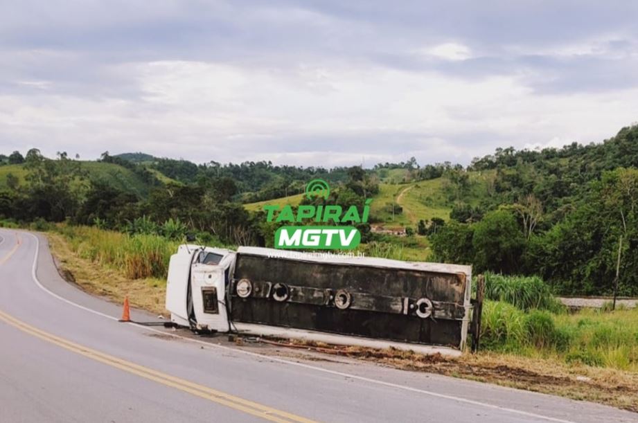 Caminhão carregado com 15 mil litros de combustíveis tomba na BR-354