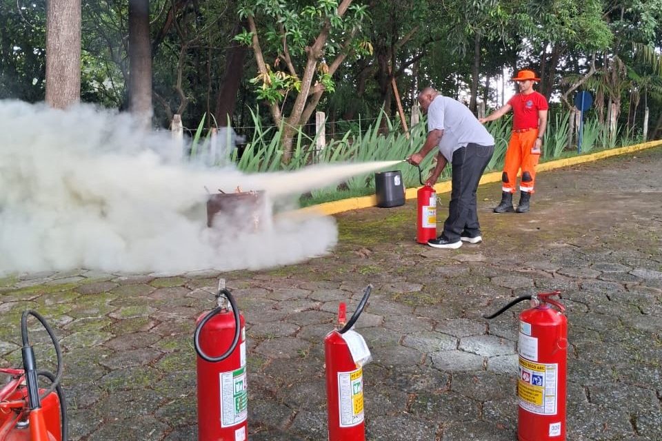 Corpo de Bombeiros realiza treinamento de Formação de Brigada de Incêndio com funcionários do Unifor-MG