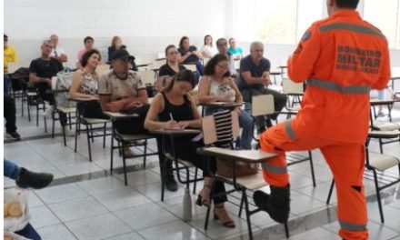 Funcionários da Fuom participam de treinamento de formação de brigada de incêndio com o Corpo de Bombeiros