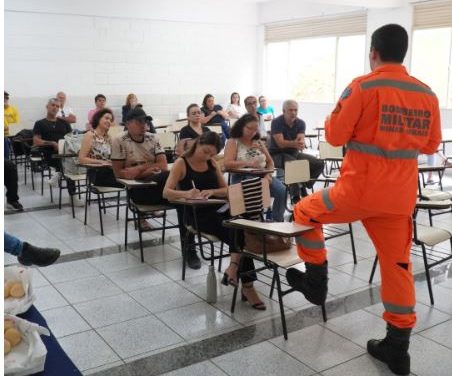 Funcionários da Fuom participam de treinamento de formação de brigada de incêndio com o Corpo de Bombeiros