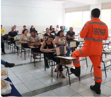 Funcionários da Fuom participam de treinamento de formação de brigada de incêndio com o Corpo de Bombeiros