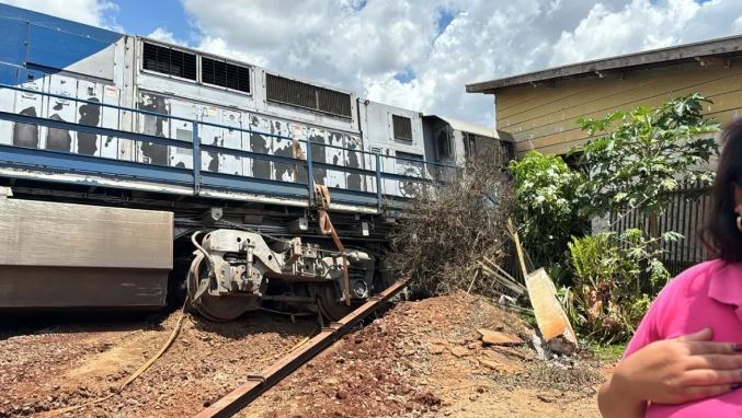 Carreta avança sinal vermelho, atinge trem em linha férrea e vagão invade casa após colisão