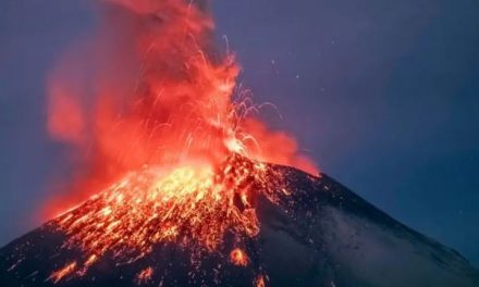 Vulcão entra em erupção no México