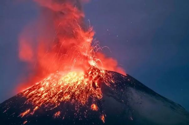 Vulcão entra em erupção no México