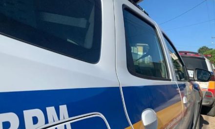 Cão se alimenta do corpo de casal encontrado morto dentro de casa