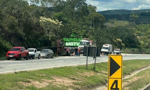 Motorista fica ferido após carreta carregada com 38 toneladas de cimento tombar na BR-262