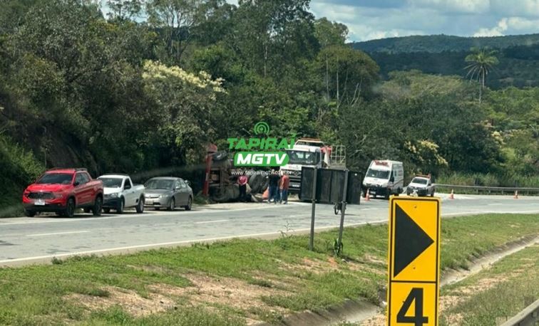 Motorista fica ferido após carreta carregada com 38 toneladas de cimento tombar na BR-262