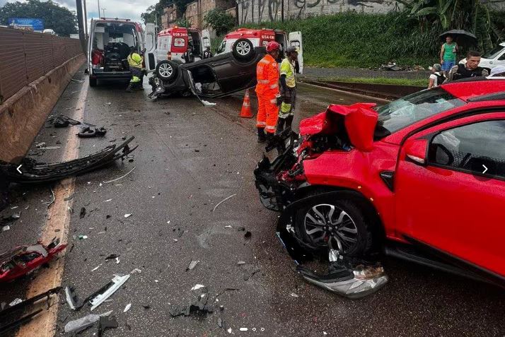 Acidente envolvendo dois carros deixa quatro pessoas feridas no Anel Rodoviário