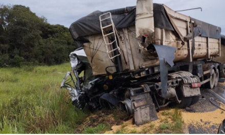 Colisão entre carretas deixa vítima fatal na BR 354, em Formiga