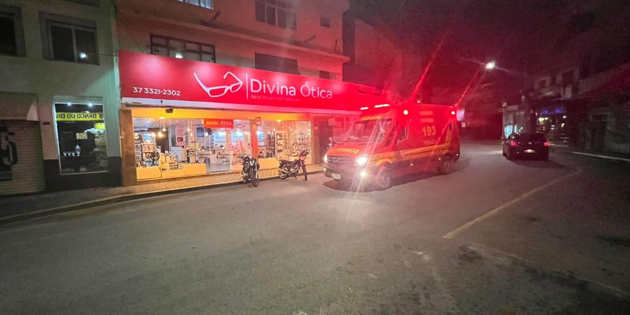 Moto colide contra placa na Bernardes de Faria após jovem passar mal