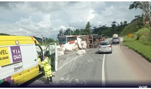 Carreta tomba, derruba carga e provoca acidente na BR-040, em Barbacena