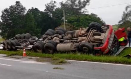 Carreta carregada com chapas de aço tomba na rodovia Fernão Dias