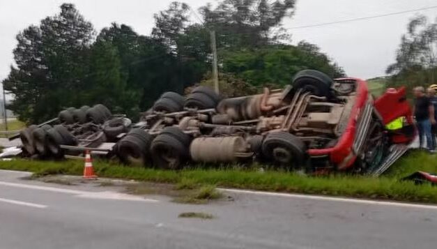 Carreta carregada com chapas de aço tomba na rodovia Fernão Dias