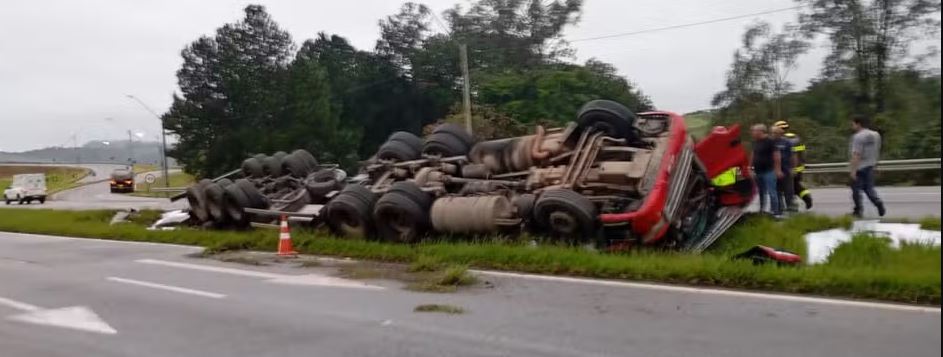 Carreta carregada com chapas de aço tomba na rodovia Fernão Dias