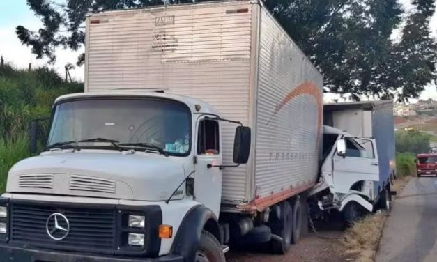 Batida entre caminhões de carga deixa um ferido e congestiona a Fernão Dias, em Extrema