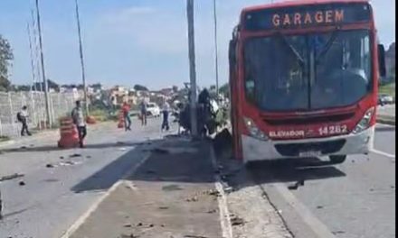 Carro parte ao meio após bater em pilastra de passarela na MG-010