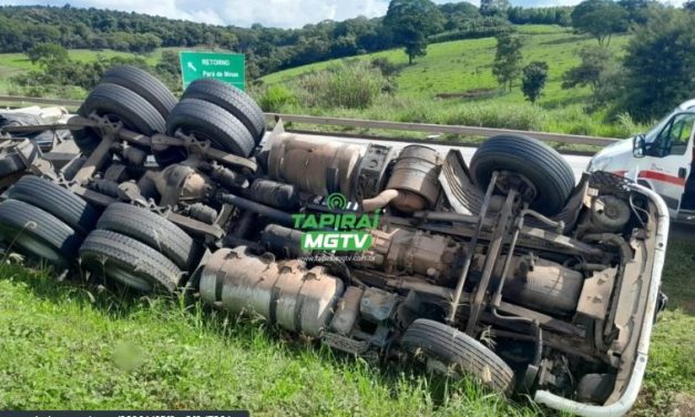 Motorista morre após carreta tombar na BR-262