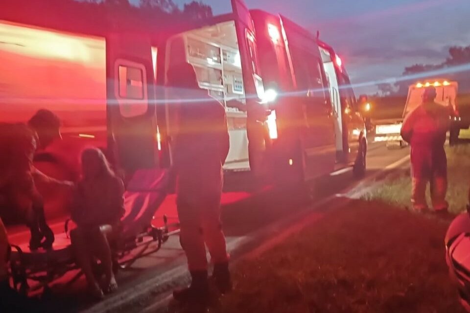 Veículo com três ocupantes capota na MG-050, no trevo de Pedra do Indaiá