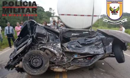 Mãe e filho ficam feridos após carro ser atingido por carreta no Sul de Minas