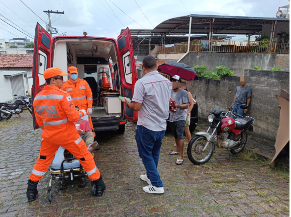 Colisão entre carro e moto é registrada na vila Operária São José, em Formiga