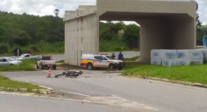 Acidente deixa motociclista gravemente ferido no trevo de Formiga