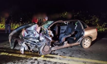 Mulher morre após colisão entre carros no Sul de Minas