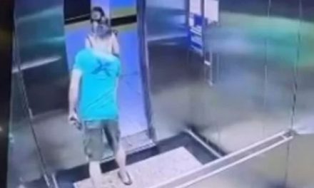 Homem flagrado assediando mulher em elevador é demitido