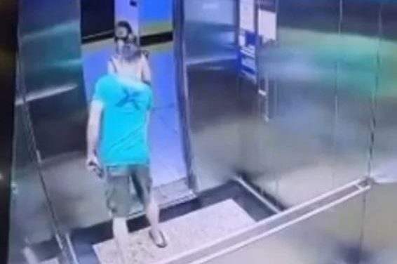 Homem flagrado assediando mulher em elevador é demitido
