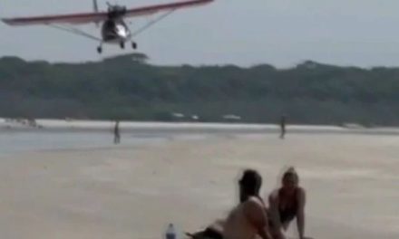 Aeronave faz voo rasante e assusta banhistas no litoral de SP