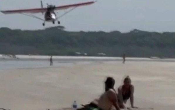 Aeronave faz voo rasante e assusta banhistas no litoral de SP