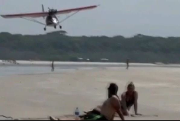 Aeronave faz voo rasante e assusta banhistas no litoral de SP