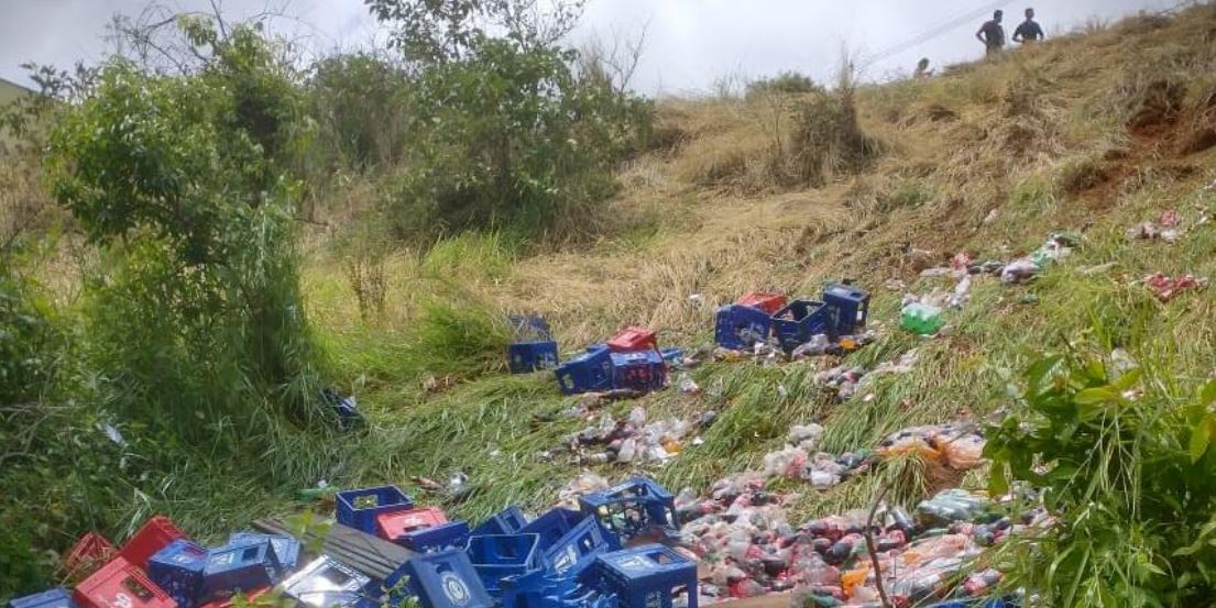 Caminhão carregado de bebidas capota em ribanceira em Muriaé; carona morre na hora