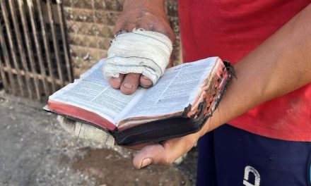 Um dia após incêndio, homem tem alta e acha Bíblia intacta em carro queimado