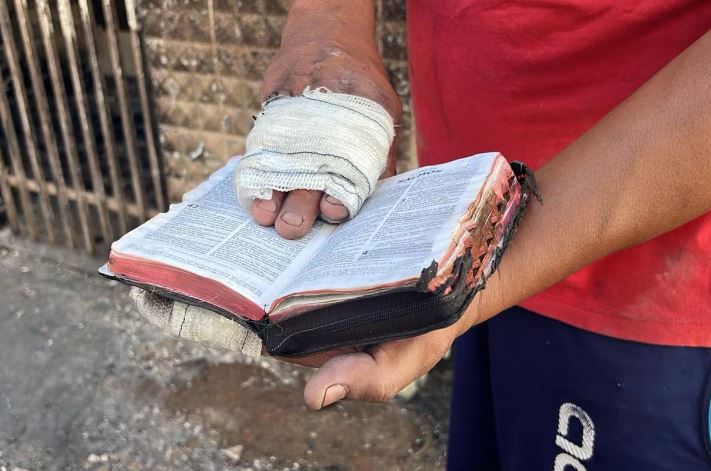 Um dia após incêndio, homem tem alta e acha Bíblia intacta em carro queimado