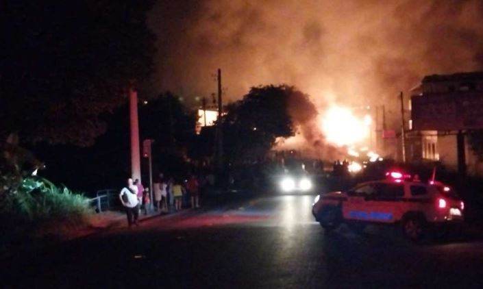 Caminhão com carga de inflamável tomba, pega fogo, incendeia casas e deixa feridos