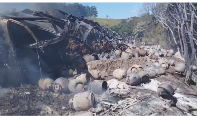 Caminhão carregado com botijões de gás pega fogo na BR-277 em Nova Laranjeiras