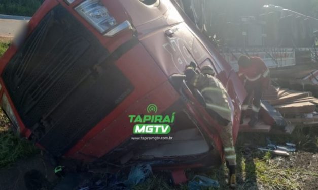Motorista fica ferido após carreta carregada com MDF tombar na BR-262
