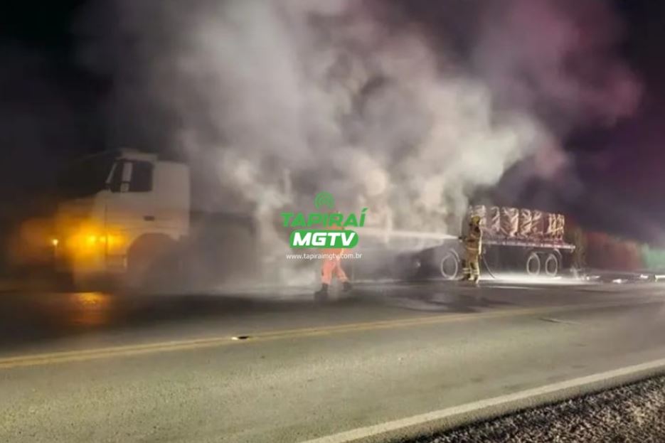 Carreta carregada de cimento pega fogo na BR-354, entre Arcos e Formiga