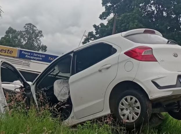 Motorista de aplicativo bate carro na Fernão Dias durante assalto