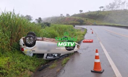 Carro com dois ocupantes capota na BR-262, em Luz