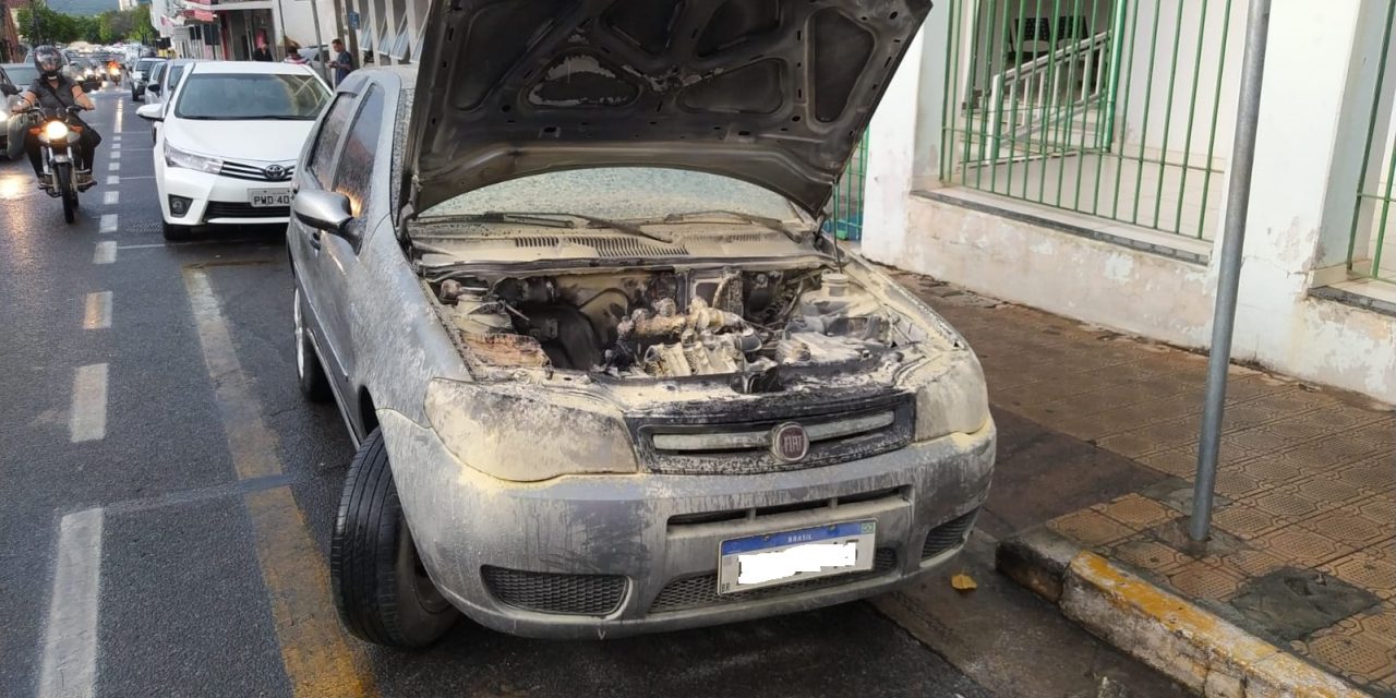 Incêndio é registrado em motor de veículo em Arcos
