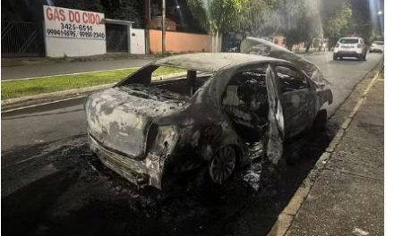 Homem é internado em estado grave após atear fogo no carro da namorada e depois em si mesmo em MG