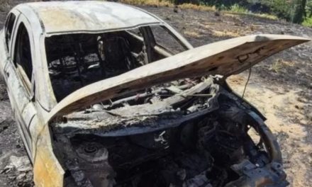 Incêndio destrói carro no Centro de Bom Despacho