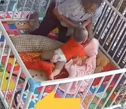 Avó salva bebê de ataque de cobra em cercadinho na Tailândia