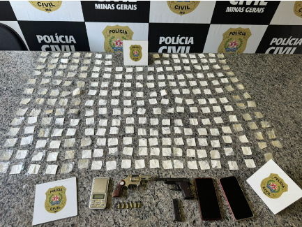 Polícia Civil apreende 250 papelotes de cocaína e armas durante ação policial em Formiga