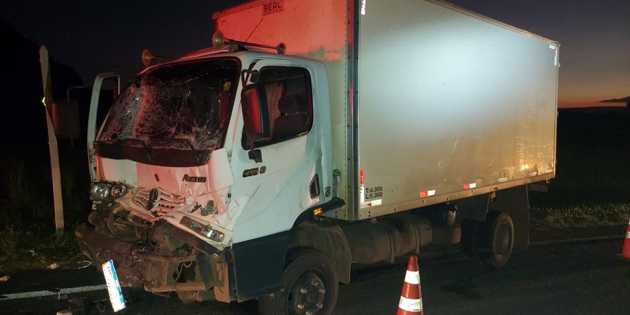 Colisão entre dois caminhões deixa feridos na MG-050, em Pains